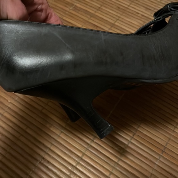 Restricted Leather heels with bows - Picture 3 of 9